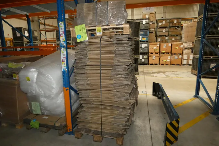Konvolut Material, Karton 2-wellig 300x200x100mm Innenmaß Umfang. 2x Palette mit Inhalt